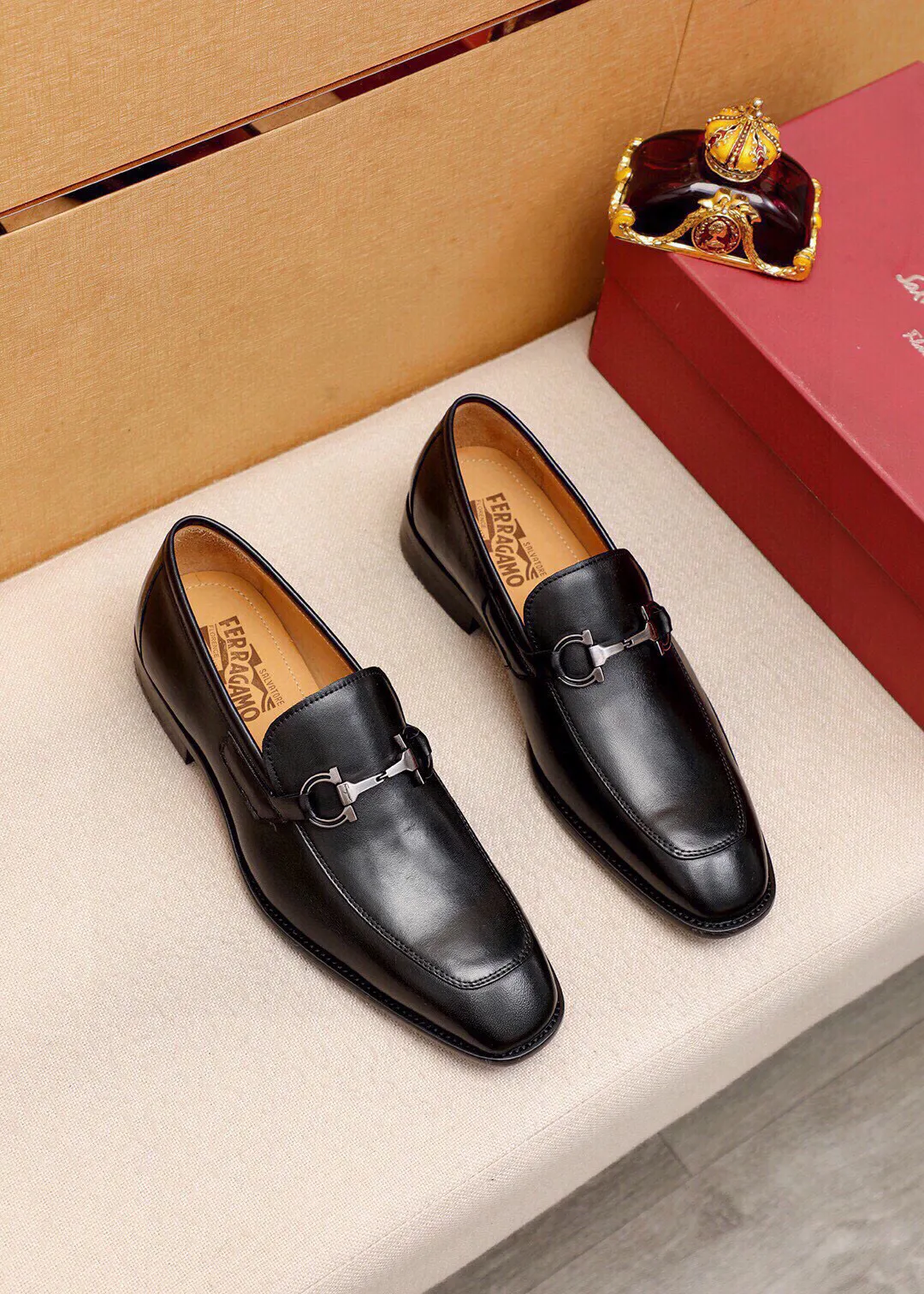 Men's shoes 💰460 💐 Product trademark: Ferragamo "Ferragamo" casual leather shoes Regular size: 38-44 (45🉑️customized) Product materials: Selected imported first-layer calfskin upper + luxury hardware buckle, imported water-dyed cow leather lining. Strong three-dimensional visual effect, original outsole color: 1⃣️color optional